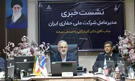 به گزارش روابط عمومی شرکت ملی مناطق نفتخیز جنوب، آئین بهره برداری تعدادی از اماکن ورزشی کوی فدائیان اسلام با حضور علیرضا دانشی، مدیر عامل شرکت ملی مناطق نفتخیز جنوب، ابوالقاسم حبیبی پور، مدیر منابع انسانی شرکت ملی مناطق نفتخیز جنوب و غلامرضا نورانی، مدیر تولید شرکت ملی مناطق نفتخیز جنوب برگزار شد.  مدیر عامل شرکت ملی مناطق نفتخیز جنوب در حاشیه این آئین با حضور در جمع خبرنگاران اظهار کرد: اقدامات فوق برنامه همواره در صنعت نفت برای همکاران و خانواده‌های آنان به عنوان یکی از پشتوانه‌های اصلی در کنار تولید حائز اهمیت بوده است.  دانشی بر ضرورت استفاده بهینه از اوقات فراغت همکاران در اماکن ورزشی و تفریحی جهت سلامت سازی جسمی و شادابی روحی آنان تأکید داشت و بیان کرد: در دولت سیزدهم عزم و اداره بر بازسازی اماکن ورزشی قرار گرفت و خوشبختانه توفیقات خوبی در سه سال اخیر حاصل شد؛‌ همچنین بودجه های بسیاری را در این زمینه هزینه کردیم تا اماکن ورزشی را به استانداردهای روز برسانیم.  وی به افتتاح استخر روباز در کوی فدائیان اسلام اشاره کرد و افزود: با زحمات مدیریت‌های شرکت ملی مناطق نفتخیز جنوب استخر روباز کوی فدائیان اسلام افتتاح شد تا در ایام تابستان کارکنان و فرزندان آنان استفاده‌های مطلوبی را از این فضا داشته باشند؛ افزون بر آن بهره برداری از سالن تنیس روی میز با بهره‌گیری از شاخصه‌ها و استانداردهای روز دنیا اقدام شایسته‌ای بود که بااستقبال بسیار خوبی مواجه شد.  مدیر عامل شرکت ملی مناطق نفتخیز جنوب تصریح کرد: امیدواریم افزون بر ورزش همگانی در مناطق نفتخیز جنوب با تدابیر لازم، ورزش حرفه ای را در تمام طول سال داشته باشیم.  گفتنی است؛‌ اماکن کوی فدائیان اسلام بیش از ۴۰ سال قدمت دارند؛ در حال حاضر مدیریت منابع انسانی، عملیات غیر صنعتی و امور ورزش بازسازی و نوسازی این اماکن را در دستور کار خود قرار داده است.