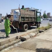 شهرداری اهوار اقدام به آهک پاشی جوی های روباز منطقه پنج .