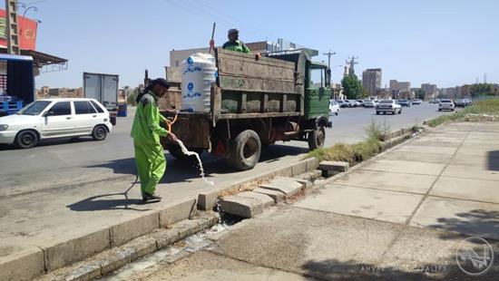 شهرداری اهوار اقدام به آهک پاشی جوی های روباز منطقه پنج .