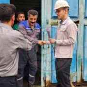 دیدار صمیمانه مدیرعامل شرکت پتروشیمی خوزستان با کارگران