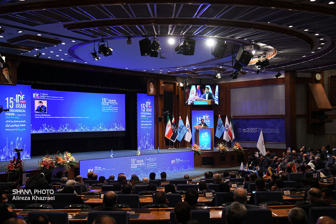 تأمین خوراک پایدار از اولویت‌های نخست وزارت نفت برای واحدهای پتروشیمی است/ تولید ۸۰ میلیون تن محصول پتروشیمی تا پایان ۱۴۰۳