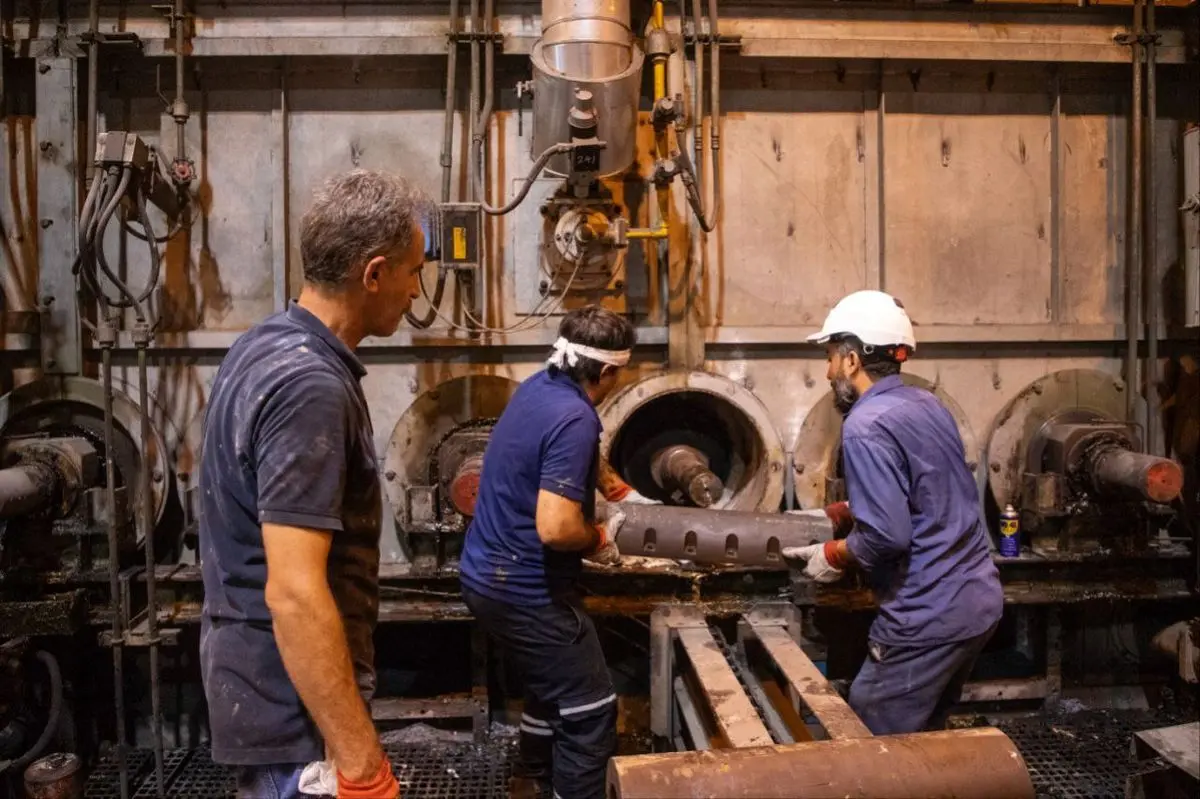 گزارش تصویری از تلاش کارگران شرکت فولاد اکسین خوزستان در خط تولید با گرمای طاقت فرسا اهواز