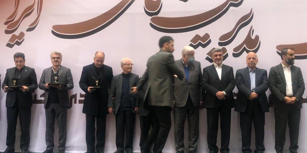 شرکت پتروشیمی مارون: تندیس بلورین پانزدهمین دوره جایزه ملی مدیریت مالی در دستان مارون