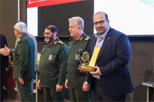 مدیرعامل شرکت فولاد خوزستان موفق به دریافت تندیس نشان ملی اقتصاد مقاومتی شد.