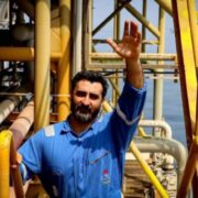 حمایت از استخدام نیرو در مناطق عملیاتی نفت همراه با مطالبه حقوق عادلانه کارکنان