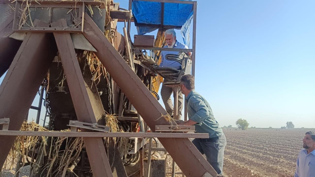 آغاز فصل نوین در کشت نیشکر با ورود دستگاه پلنتر به هفت‌تپه با حمایت‌های مدیرعامل این شرکت