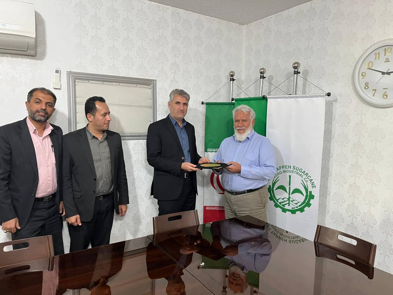 تجلیل مدیر شبکه بهداشت و درمان شوش از مدیرعامل شرکت نیشکر هفت‌تپه