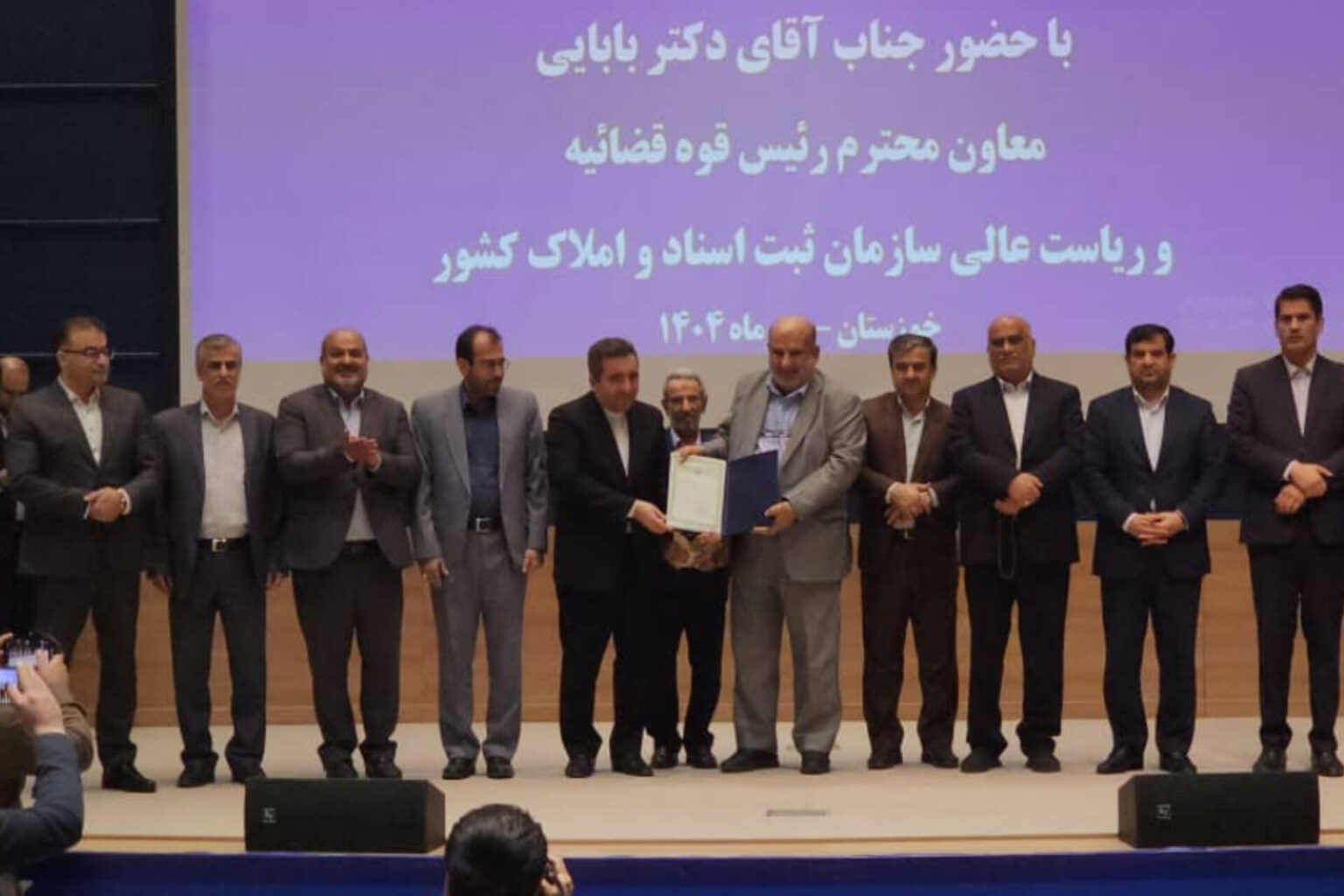 در راستای تثبیت مالکیت اراضی تحویل اسناد مالکیت نیشکر به مدیرعامل توسعه نیشکر