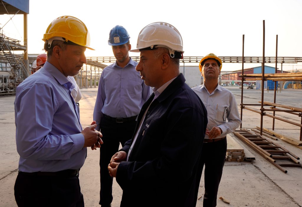 در جریان بازدید از واحد آروماتیک؛ گفت‌ وگوی رودررو و صمیمی مدیرعامل پتروشیمی بندرامام با کارکنان