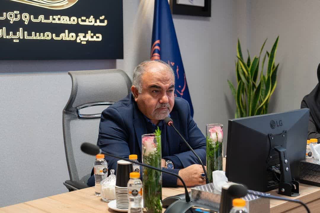 نشان عالی مدیریت بر سینه مهندس خدامراد احمدی مدیرعامل شرکت متمم نشست