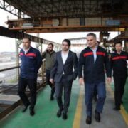 بازدید عضو هیئت‌ مدیره شرکت فولاد اکسین خوزستان از نواحی مختلف کارخانه و روند تعمیرات خط تولید