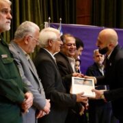 تندیس جشنواره سلام به مدیر روابط عمومی شرکت فولاد خوزستان اهدا شد