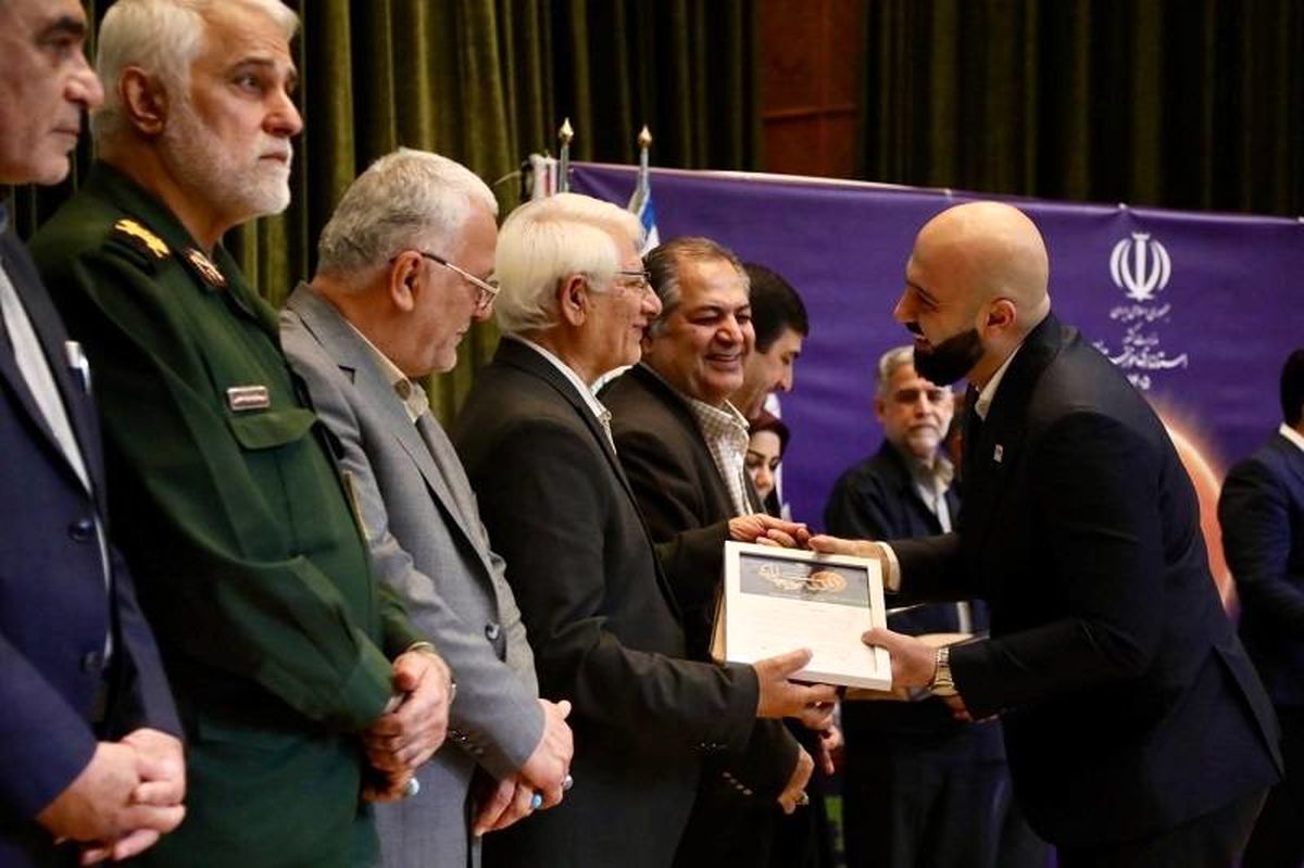 تندیس جشنواره سلام به مدیر روابط عمومی شرکت فولاد خوزستان اهدا شد